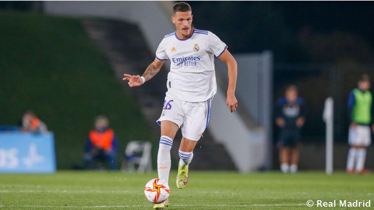 El central del filial del Real Madrid Rafa Marín estrena convocatoria en la Champions League contra el Chelsea