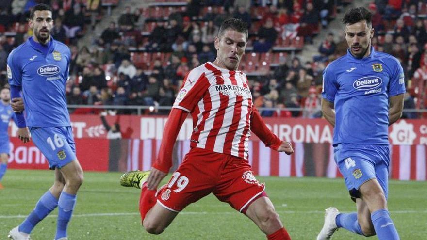 Jonatan Soriano es disposa a rematar davant la pressió de David Prieto (Fuenlabrada)