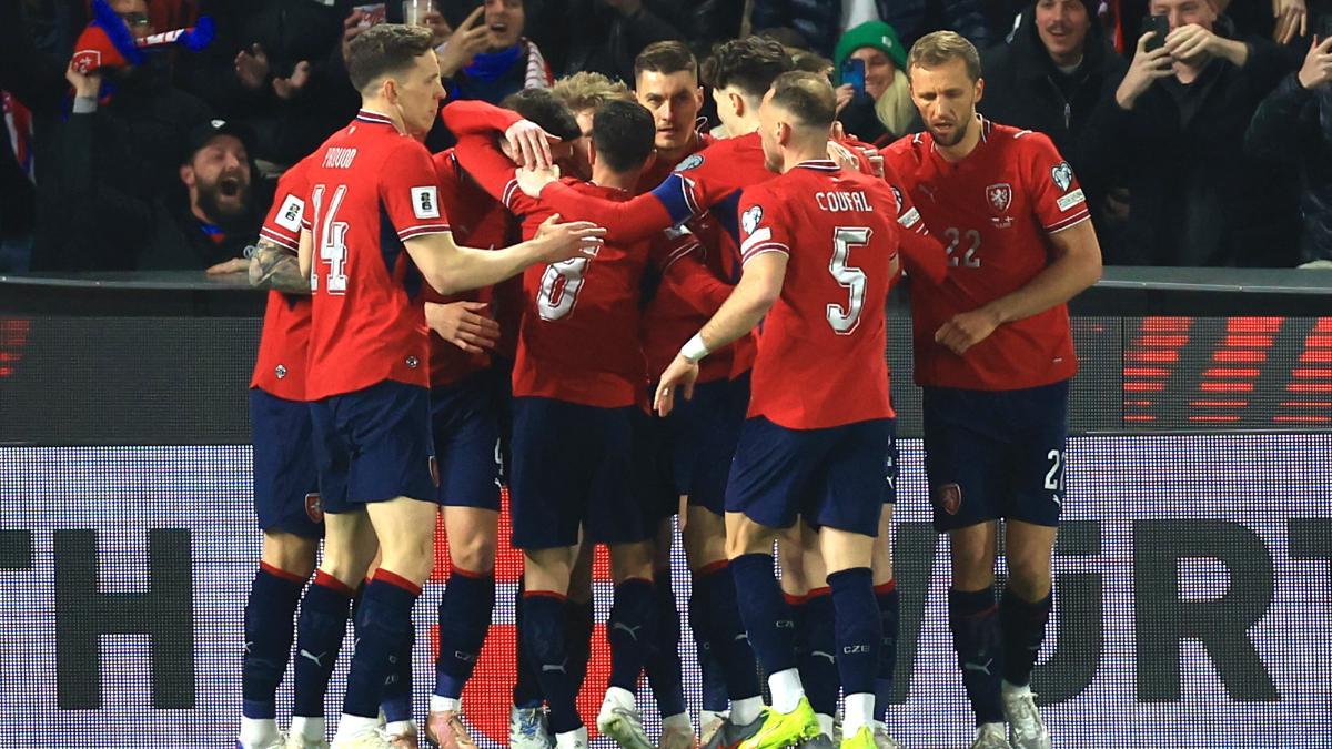 La República Checa celebra el tanto ante Dinamarca