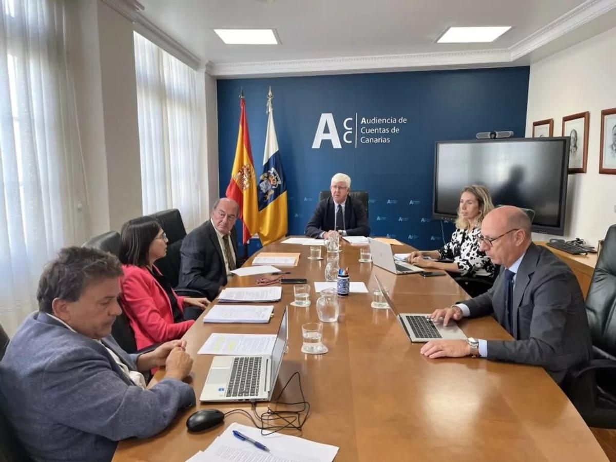Los consejeros de la Audiencia de Cuentas de Canarias en un pleno.