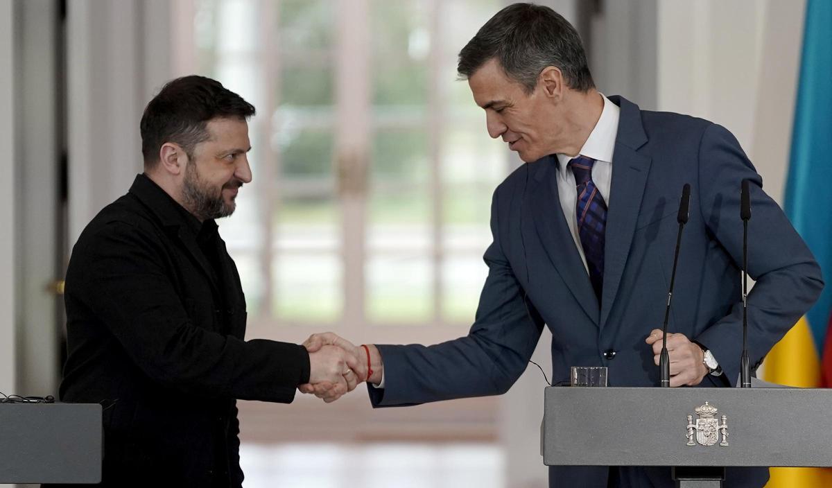 El presidente del Gobierno, Pedro Sánchez, durante el encuentro con el presidente de Ucrania, Volodímir Zelenski, en La Moncloa.