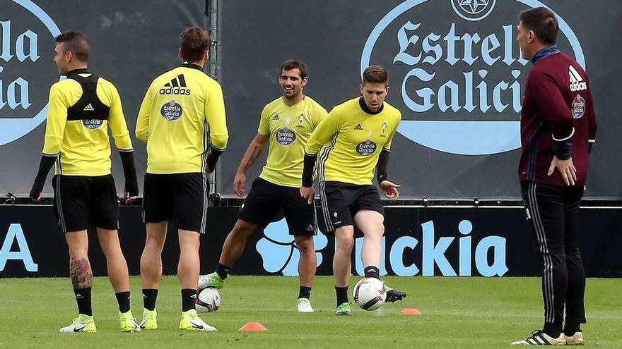 Eduardo Berizzo, junto a Fontás y a Jonny, en un entrenamiento del Celta en A Madroa. // Marta G.Brea