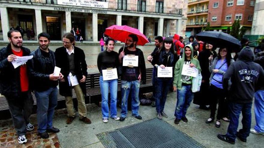 Varios concentrados con mensajes y lemas en la plaza de la Constitución.