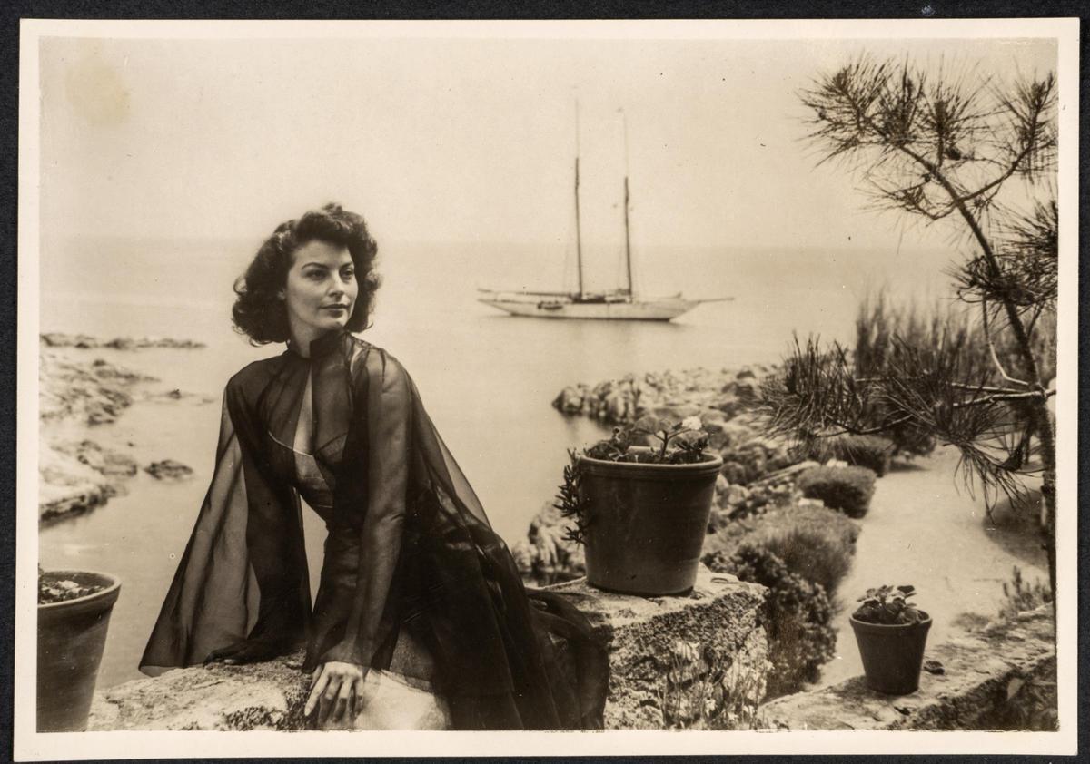 Una imagen de la actriz Ava Gardner en el chalet Masó, sobre la cala Pedrosa de S'Agaró, en el rodaje de 'Pandora and the Flying Dutchman',  en 1950.