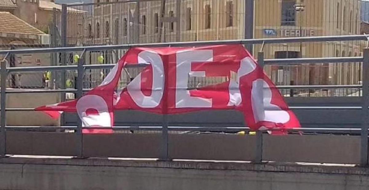 Cartel electoral del PSOE arrancado en l'Alcúdia de Crespins