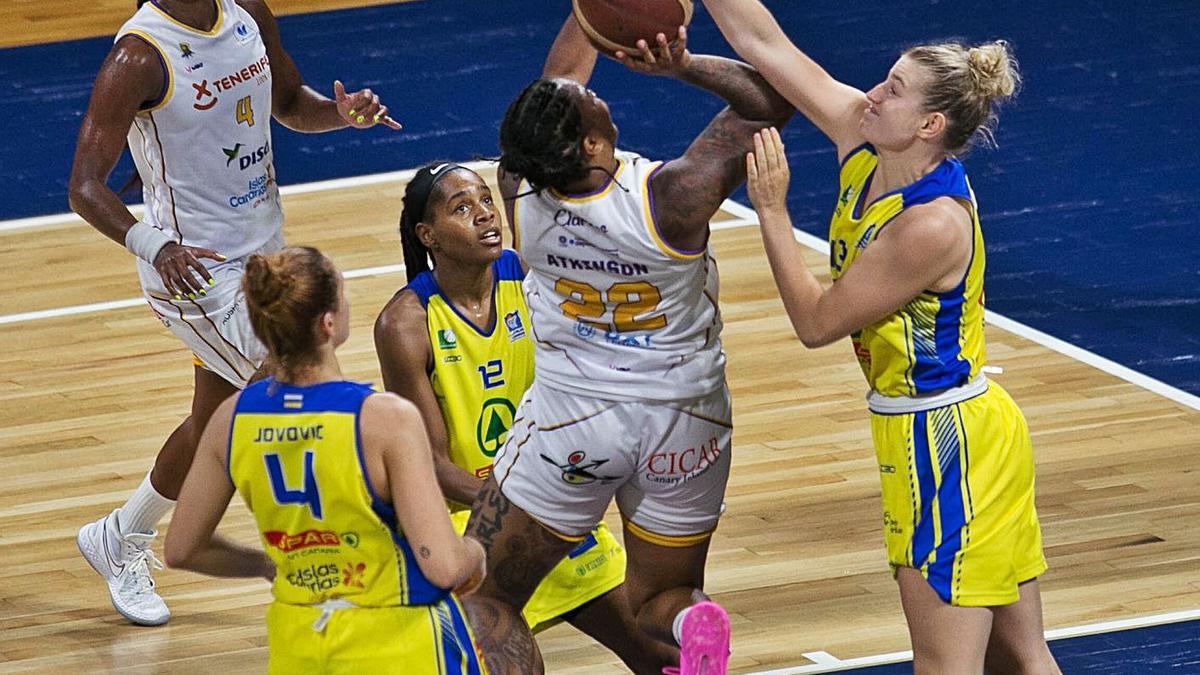 Lance del derbi entre el Clarinos y el SPAR Gran Canaria en el Pabellón Santiago Martín de La Laguna.