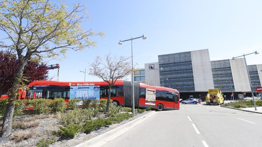 Un autobús urbano sin pasajeros se sale de la vía junto a la estación Delicias de Zaragoza