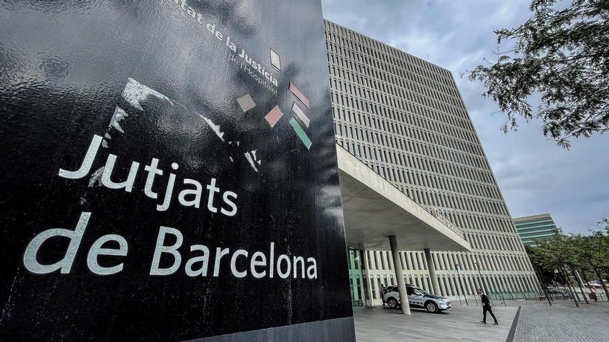 Absolta una dona jutjada a Barcelona per entregar 15 dies tard els seus fills al pare, a qui acusa d&#039;abusos