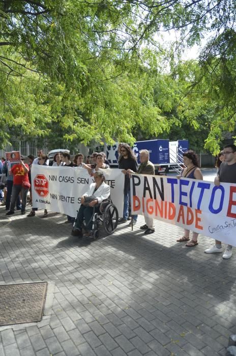 Los miembros de la asociación se concentran en la Audiencia para apoyar a una coruñesa que acude a una vista relacionada con su procedimiento de ejecución hipotecaria, demandada por el banco.