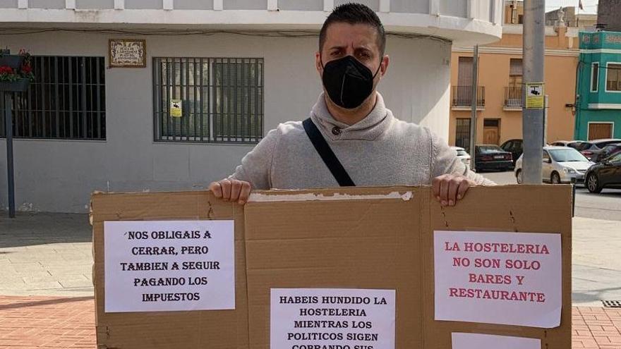 Protesta de un emrpesario delante del Ayuntamiento de Picassent