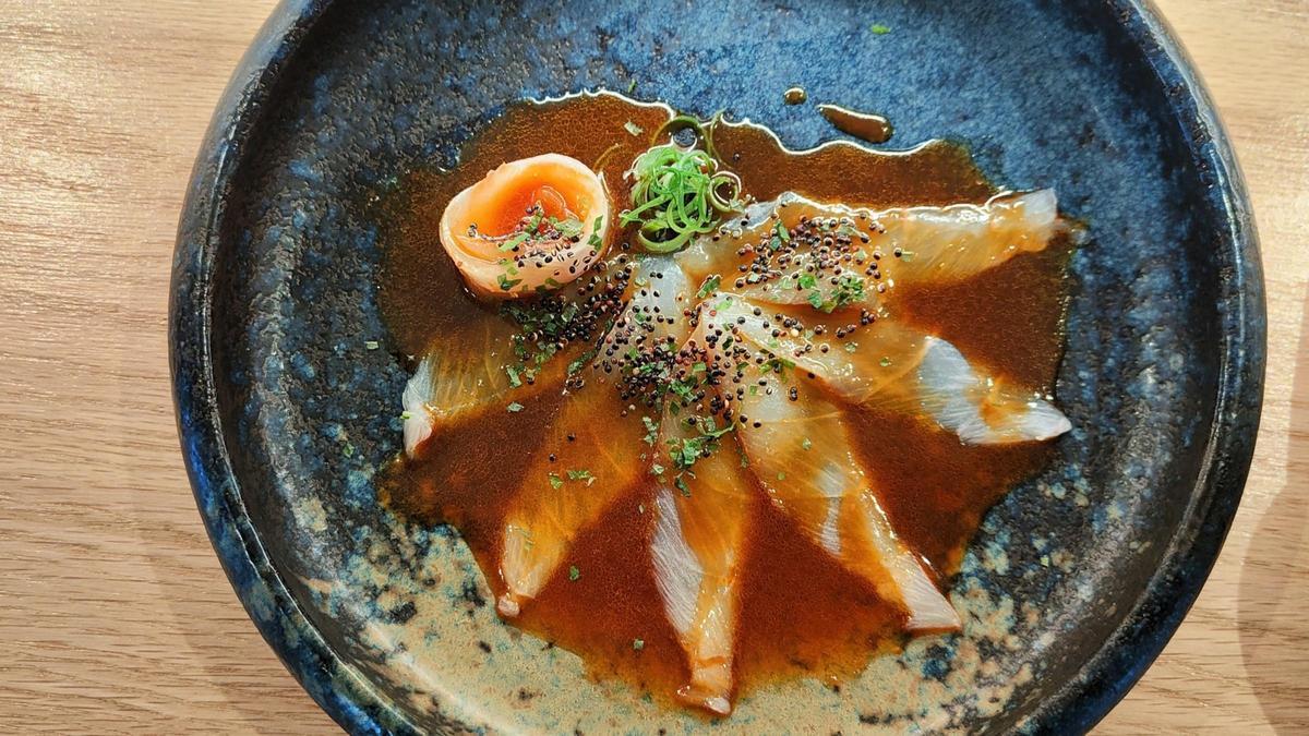 La corvina cortada finamente y bañada en una salsa con rocoto de Akiro.