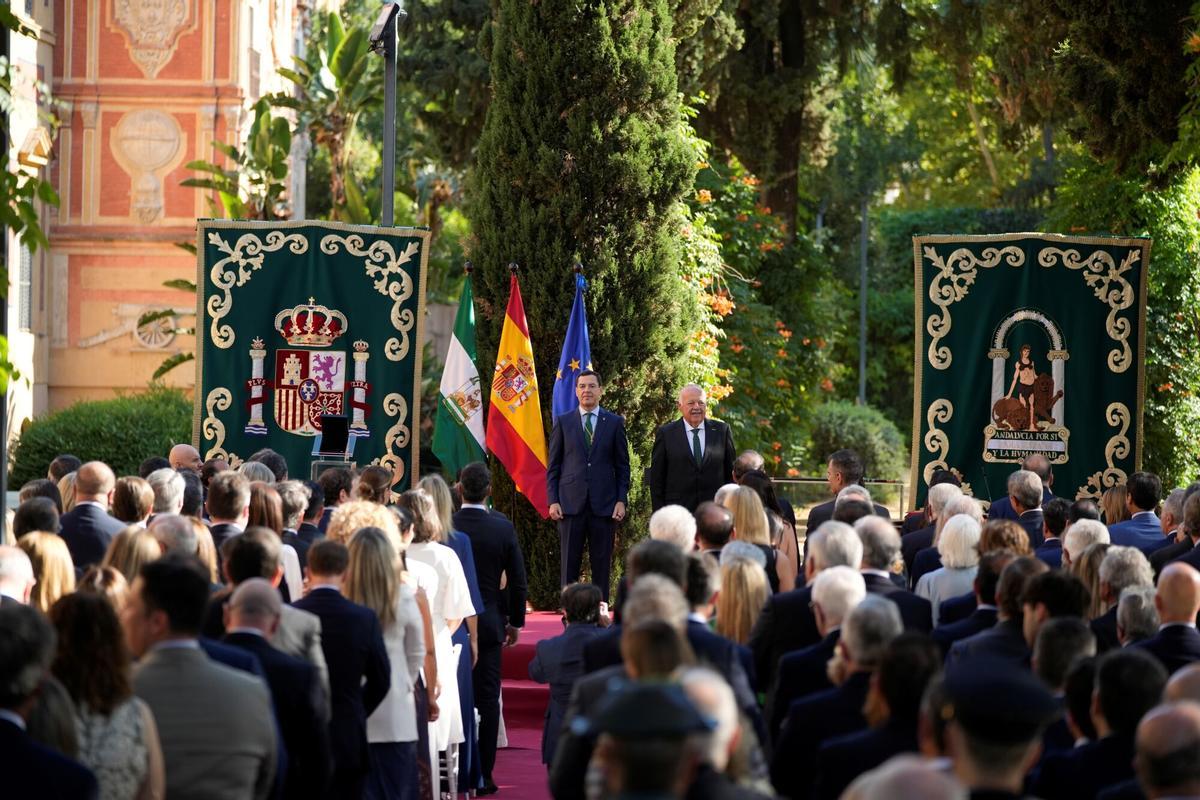 El presidente de la Junta de Andalucía, Juanma Moreno (i), junto al presidente del Parlamento andaluz, Jesús Aguirre (d), durante el acto de toma de posesión de su cargo. A 5 de julio de 2026 en Sevilla (Andalucía, España). A 5 de julio de 2026 en Sevilla (Andalucía, España). El recién investido presidente de la Junta de Andalucía para la XIII legislatura, Juanma Moreno, toma posesión de su cargo tras ser elegido el jueves, en segunda votación del Parlamento andaluz, con el respaldo de los 53 diputados del PP-A y los 15 de Vox, formación con la que previamente suscribió un 'Acuerdo de Gobierno y Estabilidad para Andalucía'. 05 JULIO 2026 Joaquín Corchero / Europa Press 05/07/2026. Joaquín Corchero