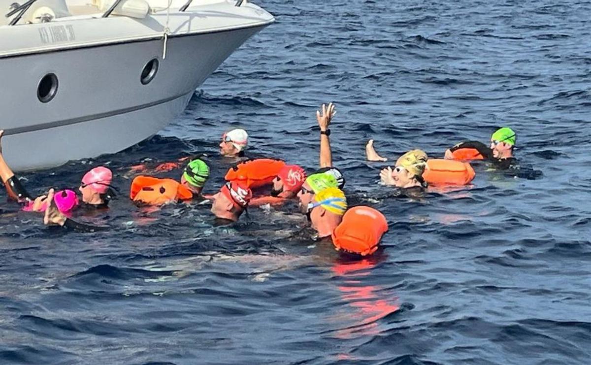 Vergara y diez deportistas nadan desde la Savina a ses Salines por un reto solidario  | FOTOS DE AECC