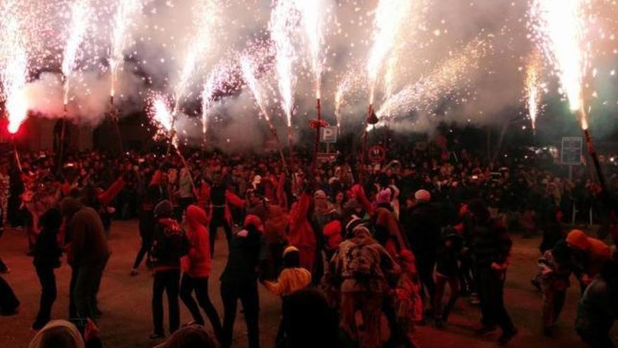 El correfoc realizado por los Dimonis de la Pedrera fue multitudinario.