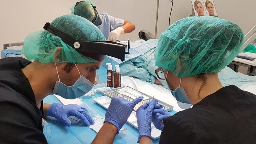 Expertos de Eiviestetic realizan un trasplante de pelo en Ibiza