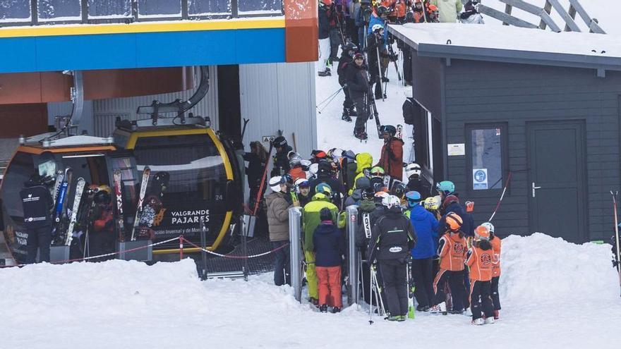 La sociedad asturiana de la nieve: la temporada de esquí coge velocidad