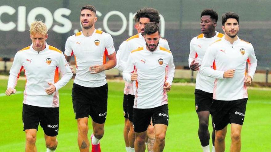 Los jugadores del Valencia, en el entrenamiento en Paterna. | F.CALABUIG