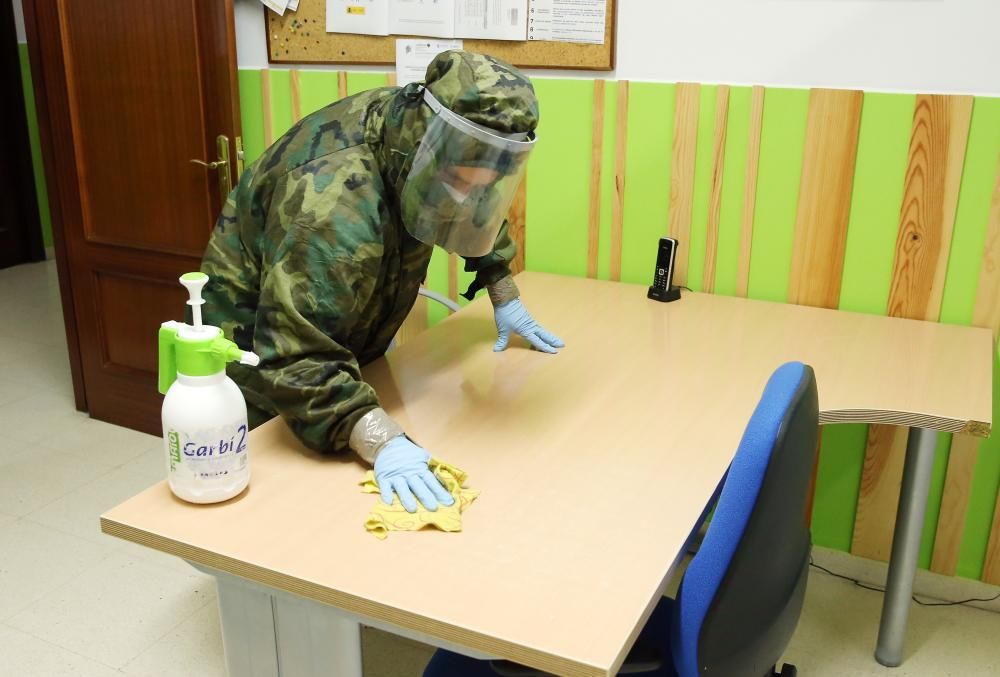 Los militares durante la tarea de limpieza del centro. // Marta G. Brea