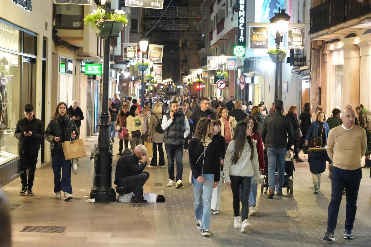Imagen de archivo de la calle Enmedio de Castelló.