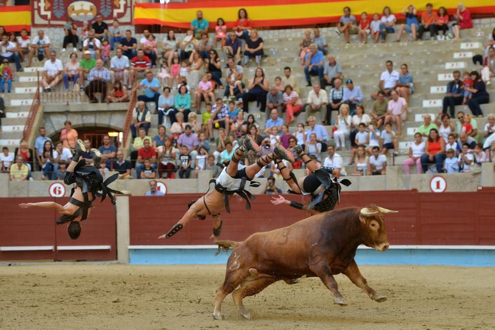 Los recortadores dan paso a la primera tarde de toros con Ferrera, "El Juli" y Roca Rey.