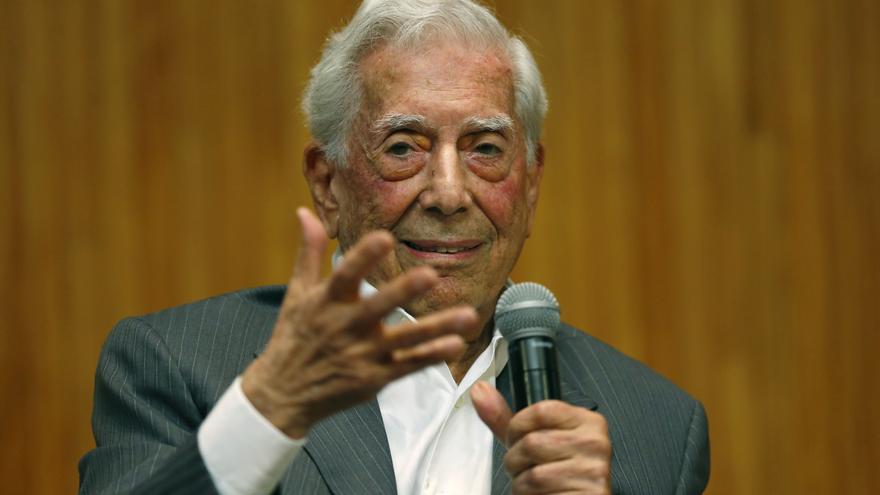Vargas Llosa, hospitalizado por covid-19