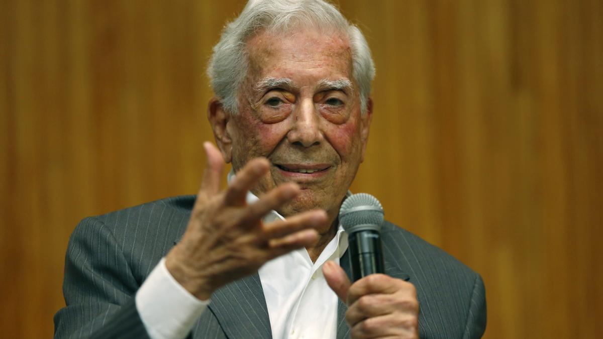 Vargas Llosa, hospitalizado por covid-19