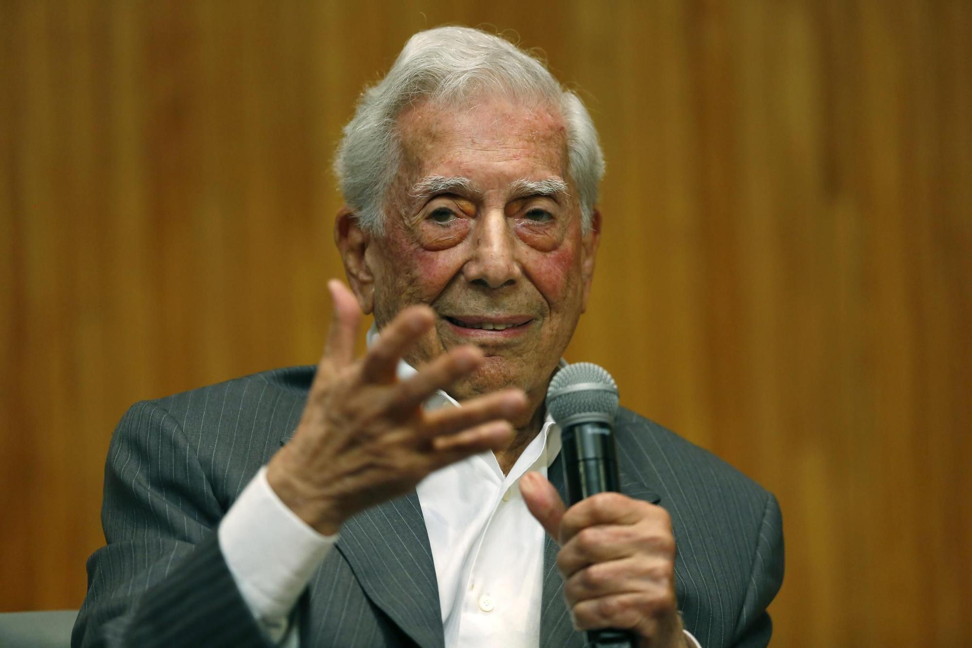 Mario Vargas Llosa, de 87 años, es hospitalizado por segunda vez por covid-19