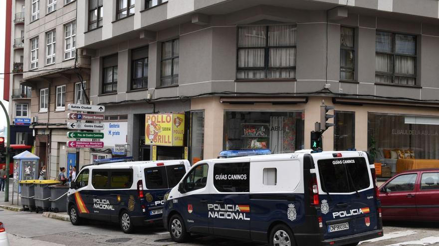Vehículos del Cuerpo Nacional de Policía en una intervención en A Coruña. |   // VÍCTOR ECHAVE
