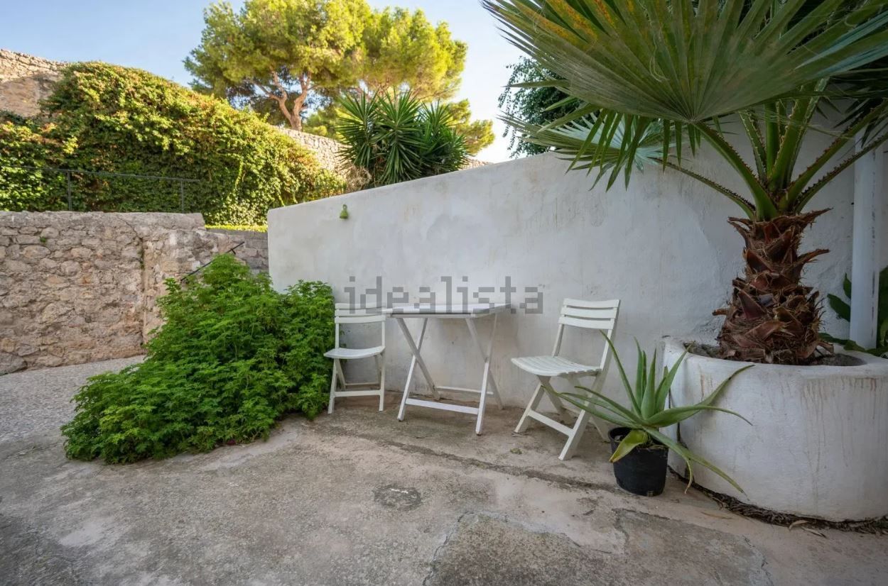 A la venta un edificio con dos apartamentos y negocio en Ibiza por 625.000 euros
