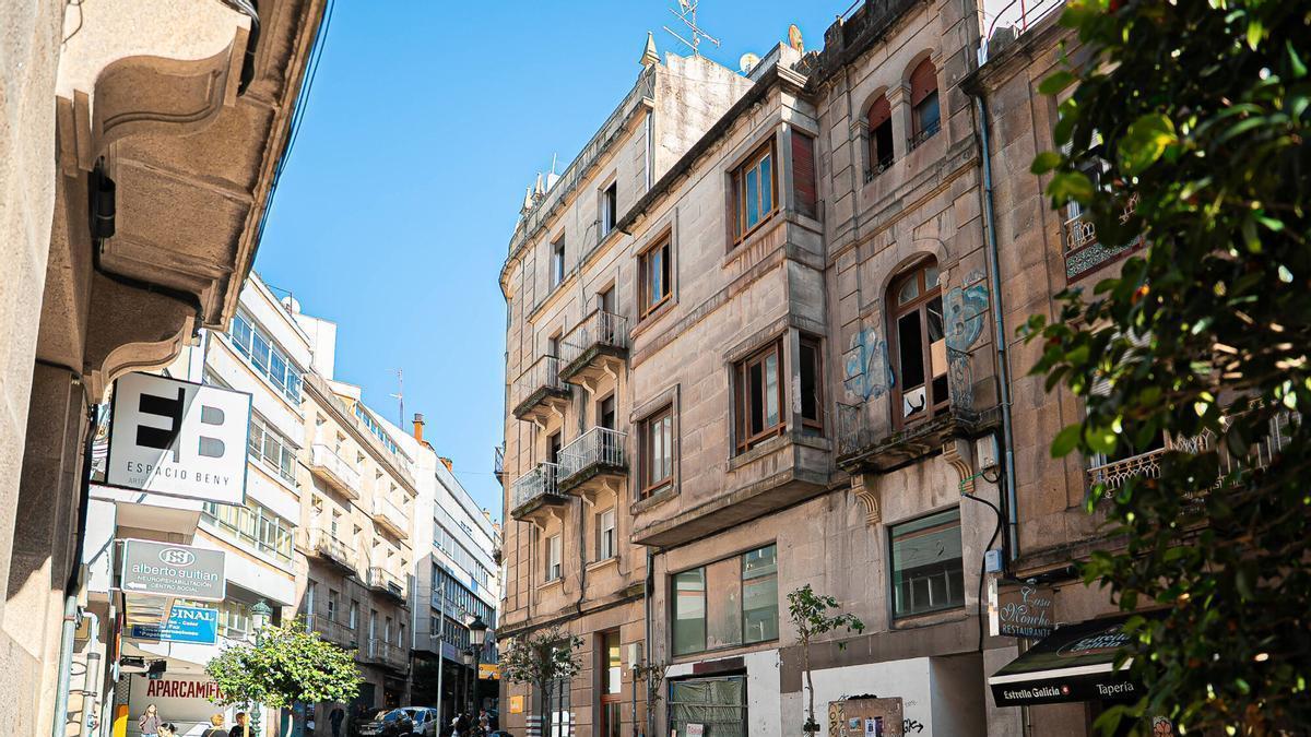 Foto al edificio de Doutor Cadaval, que se quiere rehabilitar para hacer cuatro viviendas de lujo.