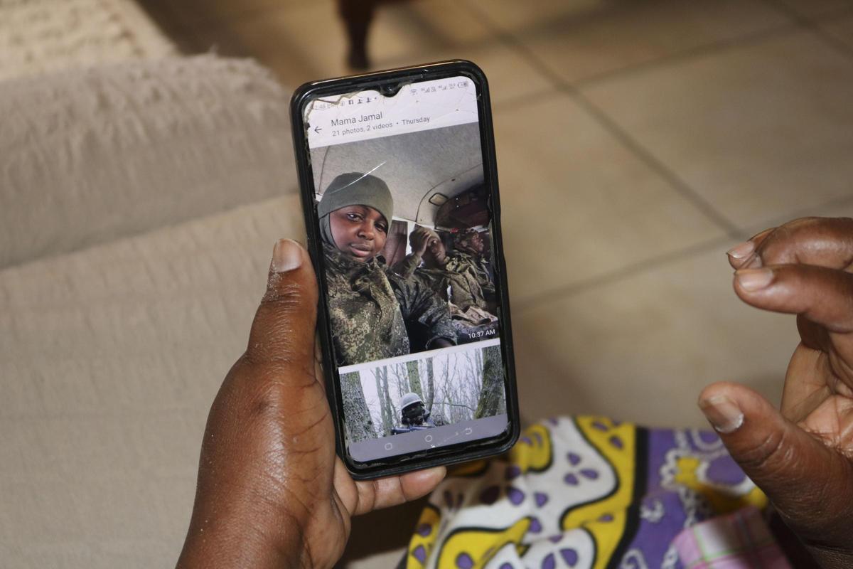 La keniana Bibiana Wangari sostiene el móvil con una foto de su hijo, Charles Waithaka, que murió combatiendo en Ucrania en una guerra que no era suya