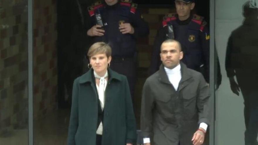 Alves sale de la cárcel tras pagar un millón de euros de fianza
