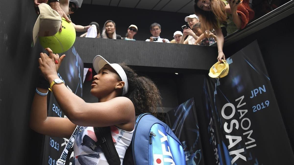 Naomi osaka firma autógrafos tras un partido del Abierto de Australia en la edición del 2020.