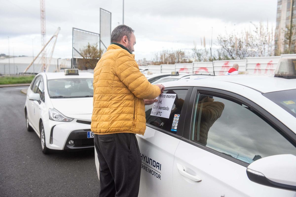 Los taxistas de A Coruña cortan Alfonso Molina y protestan en María Pita contra los VTC