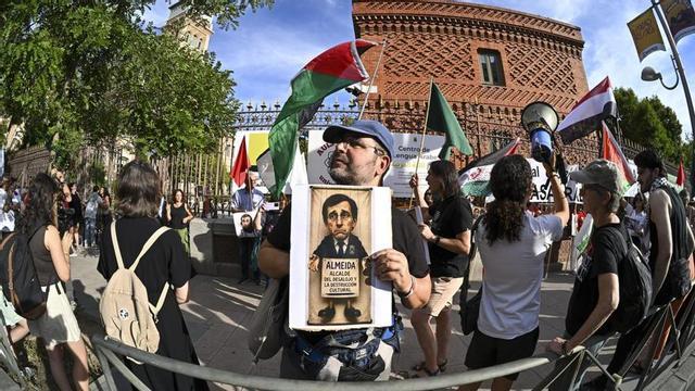 Manifestació contra el desallotjament de Casa Árabe a Madrid, ahir. | FERNANDO VILLAR / EFE