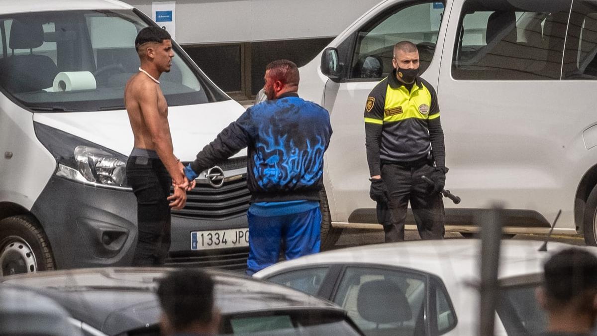 Varios migrantes detenidos tras otra protesta por la comida en Las Raíces