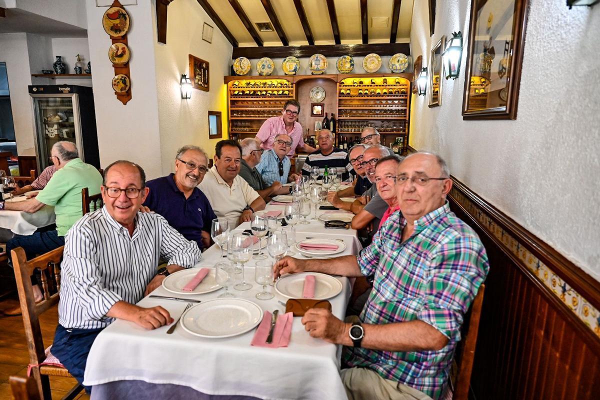 Rafa, de pie al fondo, con clientes habituales de Casa Teresa.