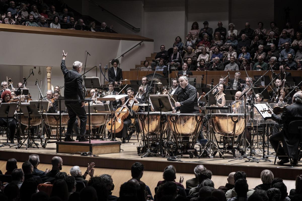 El timbalista Javier Eguillor al frente de la Orquestra de València bajo la dirección de Alexander Liebreich.