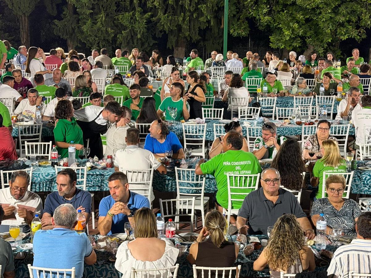 Imagen de la multitudinaria cena anual de la Peña del Córdoba CF de Llano del Espinar.
