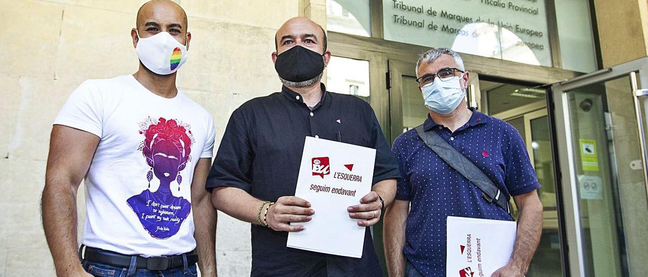 El coordinador de EU, Manolo Copé (centro), cuando presentó la denuncia ante la Fiscalía.