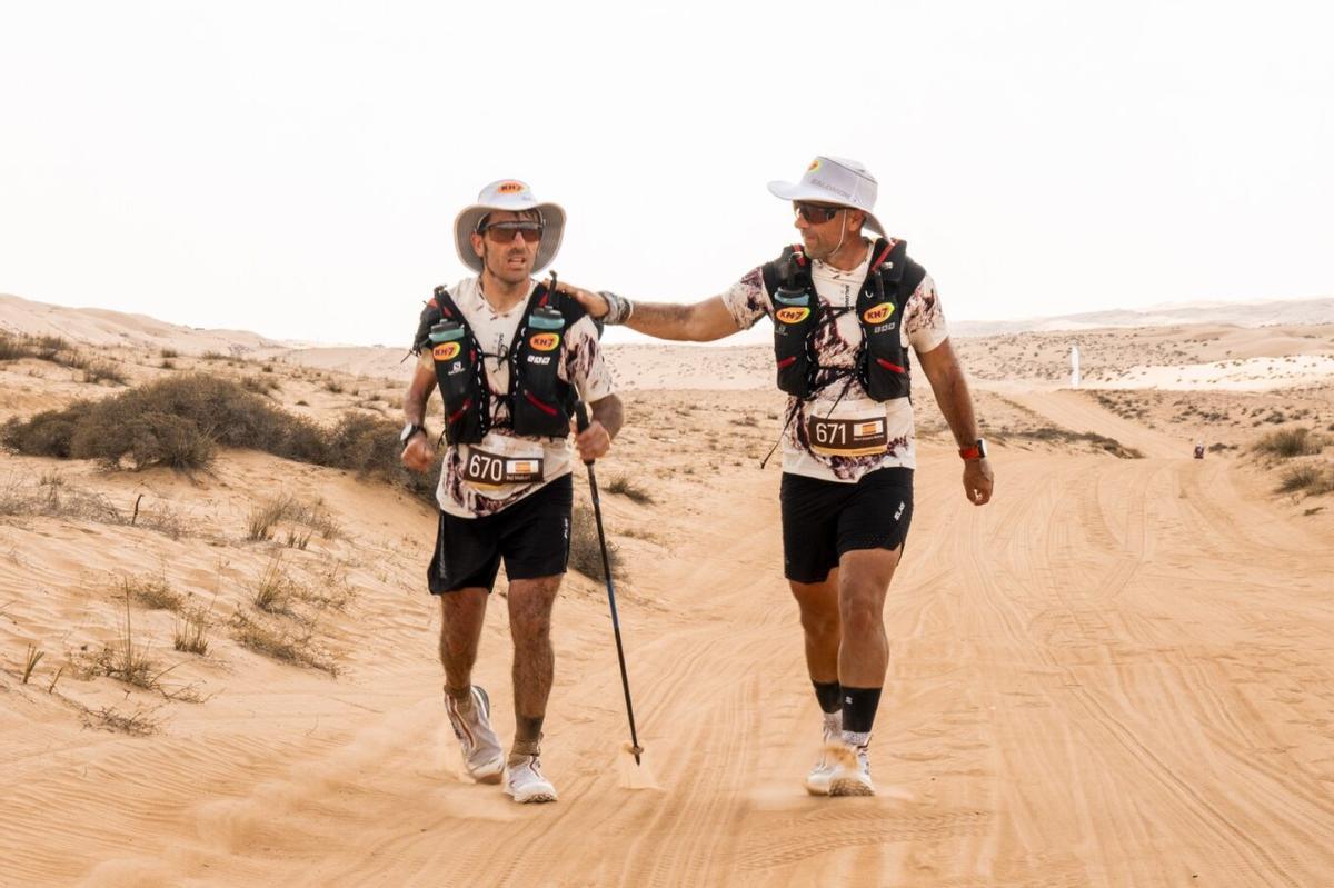 Pol Makuri (izquierda) junto a Albert Jorquera durante el Maratón de Omán