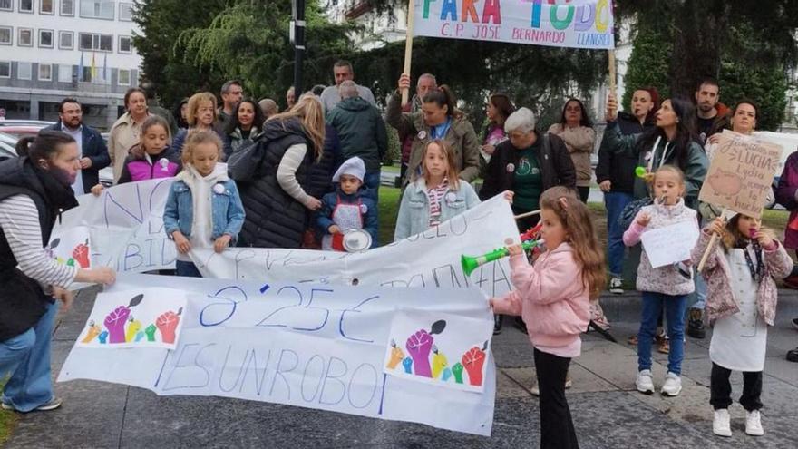 Protesta en Oviedo de familiares y alumnos afectados.