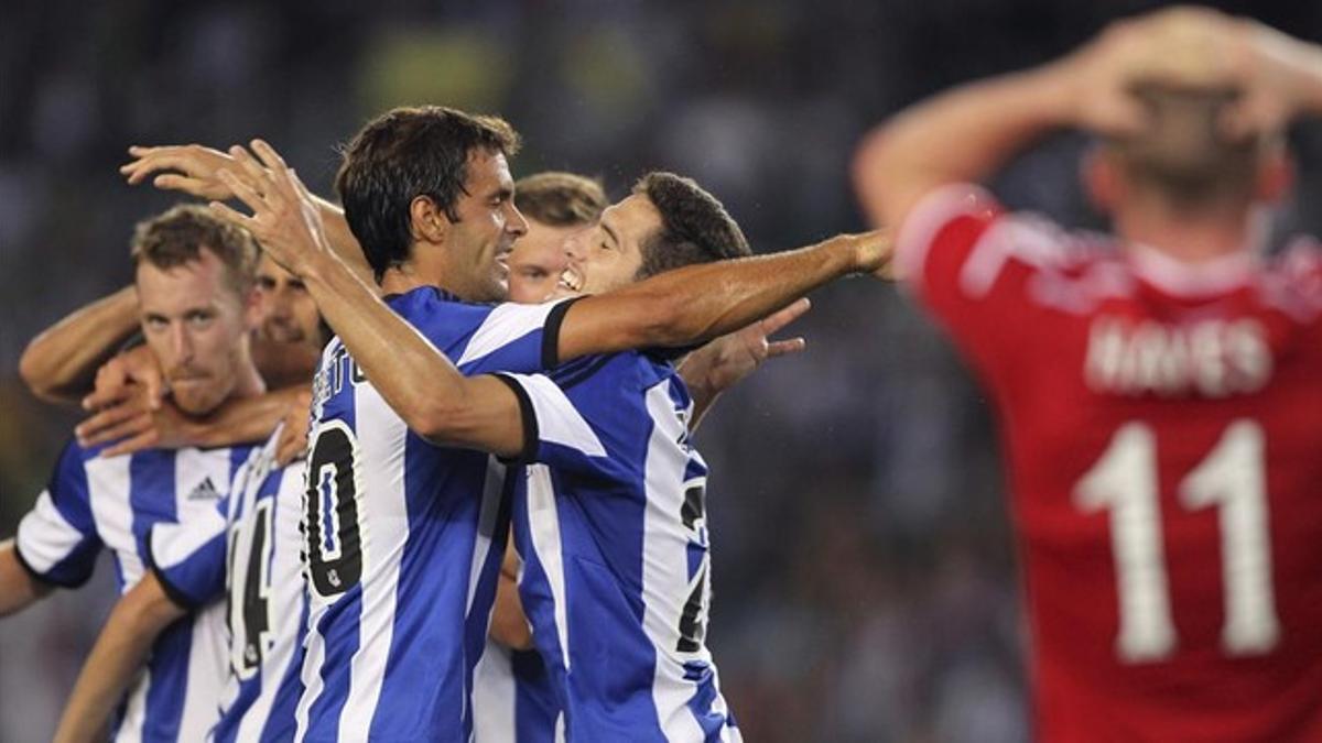 Los jugadores de la Real felicitan a Zurutuza por su gol en Anoeta.