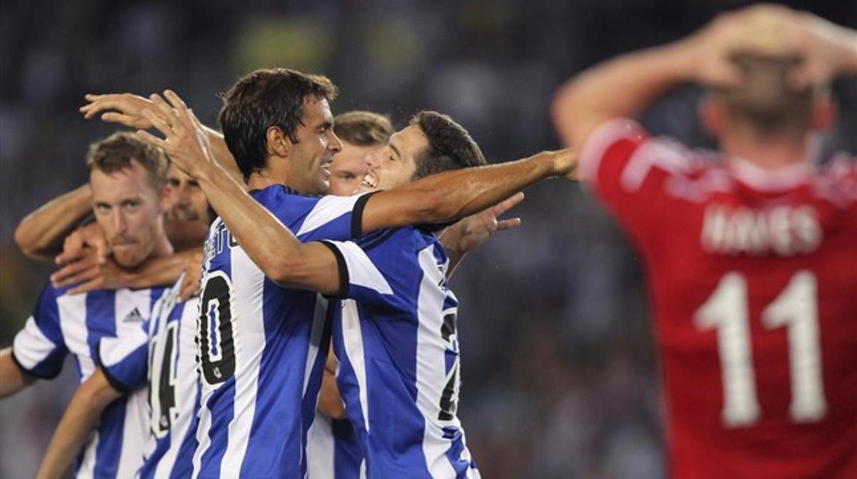 Els jugadors de la Reial feliciten Zurutuza pel seu gol a Anoeta. Els jugadors de la Reial feliciten Zurutuza pel seu gol a Anoeta.