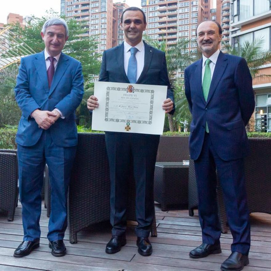 El empresario de Petrer mostrando el diploma junto al embajador de España en China.