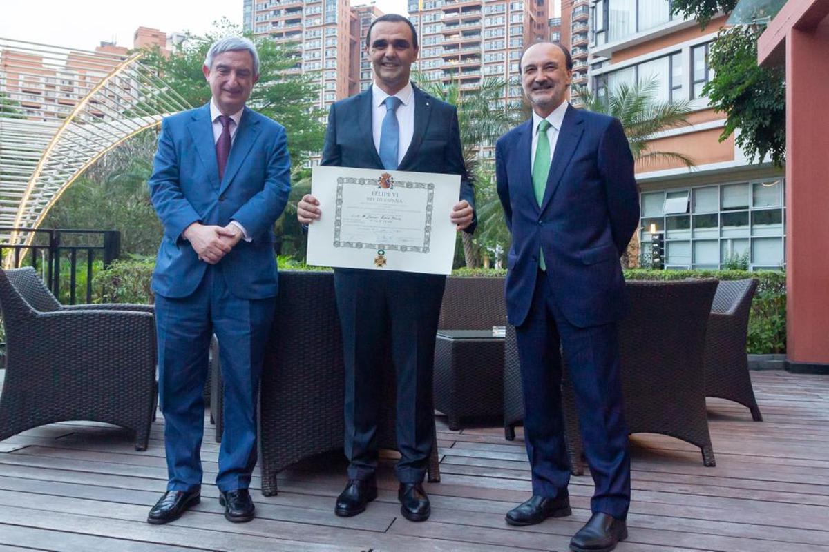 El empresario de Petrer mostrando el diploma junto al embajador de España en China.