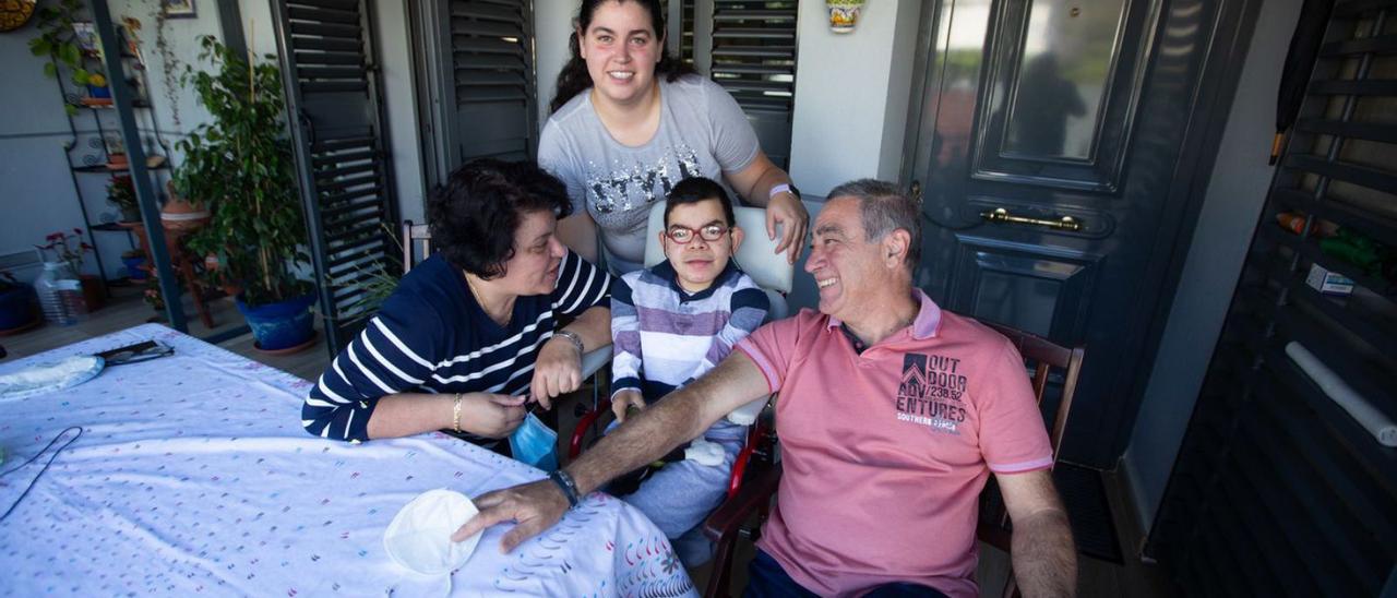 La familia Catalán Escandell hace dos años, cuando decidieron que Juan Carlos se quedaba en casa.