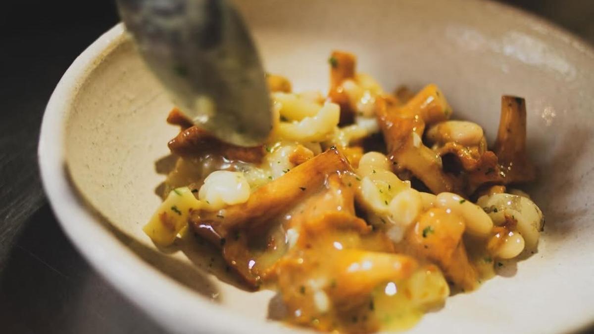 Judías al pilpil con 'rossinyols' y tripa de bacalao de Suru Bar.