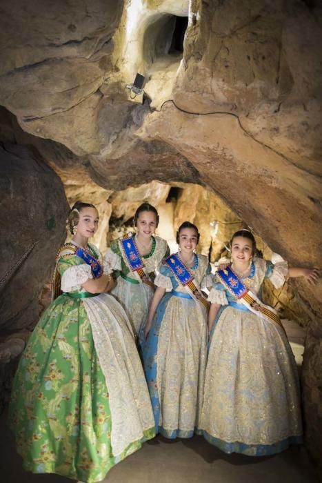 Visita de la fallera mayor infantil y la corte de honor a les Coves de Sant Josep