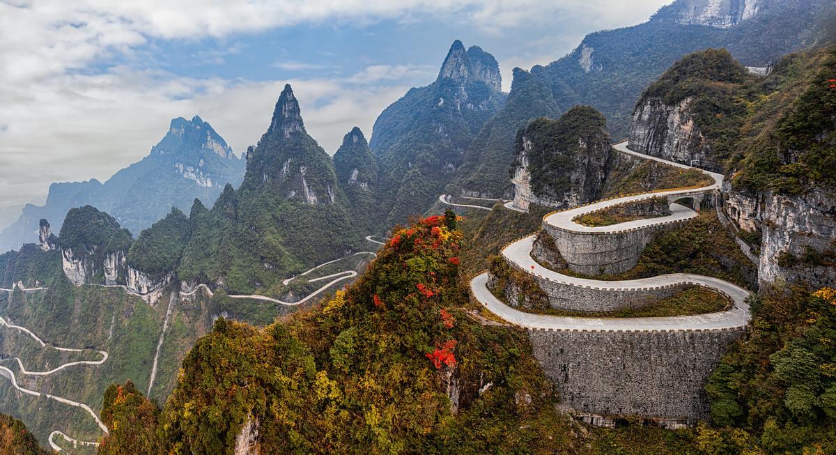 La carretera de la montaña Tianmen (o Tianmenshan) La ruta concentra exactamente 99 curvas muy cerradas. El número 99 no es casualidad; en la cultura china simboliza la eternidad y los nueve cielos.